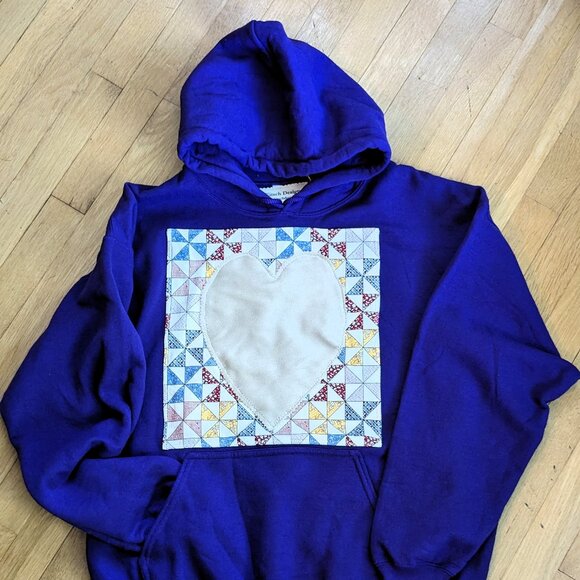 Hoodie with Appliqued Quilt and Heart Design - SZ L - Picture 1 of 7
